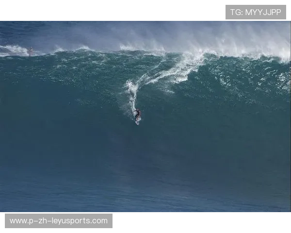 冲浪女子组选手踩上巨浪顶端,全场瞬间安静 冲浪女子组选手踩上巨浪顶端,全场瞬间安静