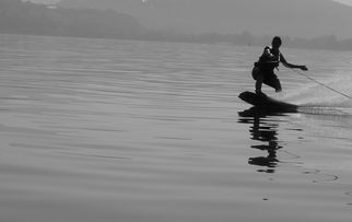乐鱼体育平台官网-“宽板滑水：东三叉湖赛场见证新一代水上运动的崛起”