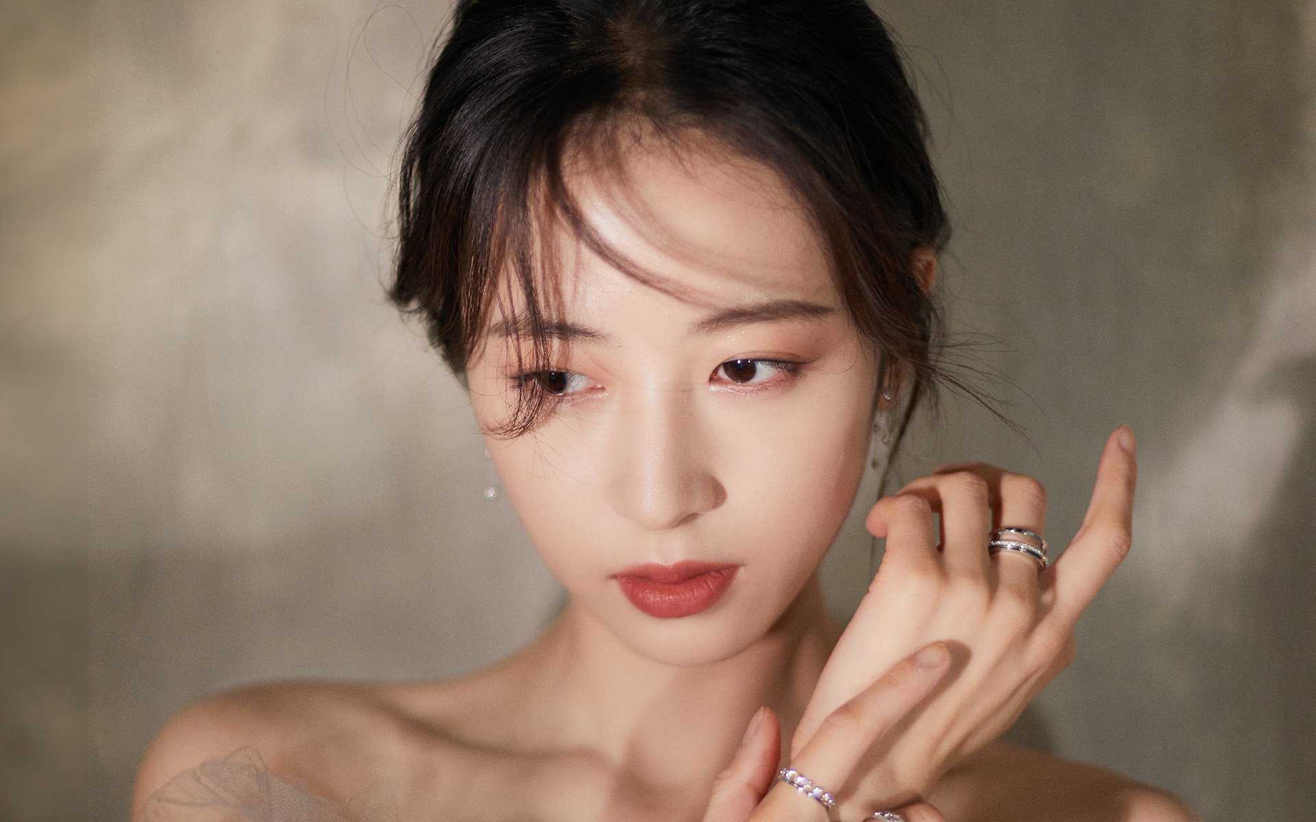 Hughes 突破防线,制造多次得分机会